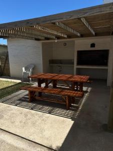 Lo de Leo في لا بالوما: طاولة نزهة جالسة أمام المبنى