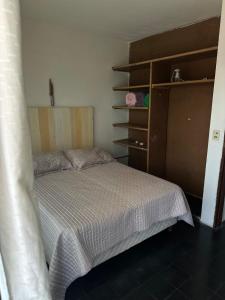 Lo de Leo في لا بالوما: غرفة نوم صغيرة مع سرير ورفوف