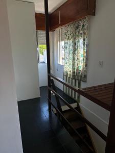 Lo de Leo في لا بالوما: غرفة بها درج ونافذة بها ستائر +9 صور