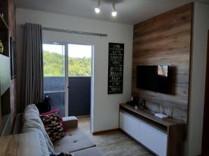 ペーニャにあるApto no Centro de Penha, a 500m do Mar RLT0262のソファと薄型テレビのあるリビングルーム