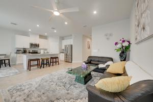 Nhà bếp/bếp nhỏ tại Florida Snowbird Haven with Pool! Easy I-75 Access