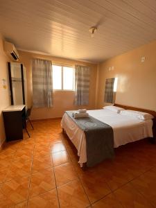 Ένα ή περισσότερα κρεβάτια σε δωμάτιο στο HOTEL POUSADA POR DO SOL