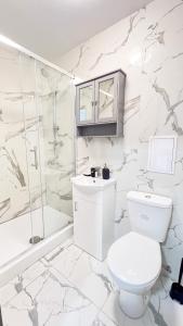 Ένα μπάνιο στο Cosy studio flat in Edgware HA8