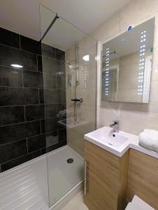 un bagno con doccia, lavandino e vasca di Lakeside Oxford Hotel a Oxford Altre 36 foto