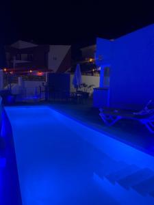 Swimmingpoolen hos eller tæt på Luxe loma2