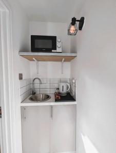 una piccola cucina con lavello e microonde di Lakeside Oxford Hotel a Oxford