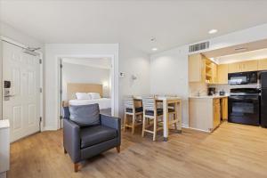 Kuchyň nebo kuchyňský kout v ubytování Avia Residences on Lincoln - Extended Stay