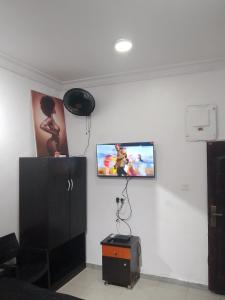 Una televisión o centro de entretenimiento en Short let apartments LBS Lekki Ajah Lagos