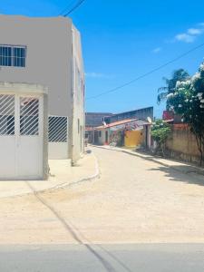 an empty street next to a white building at Casa providencial in São Miguel dos Milagres