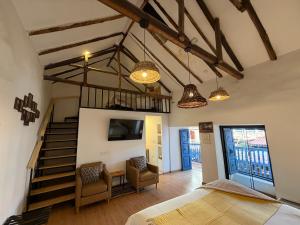 Un dormitorio con una cama y una escalera en una habitación. en CASA CRISTOBAL Siete Cuartones, en Cusco