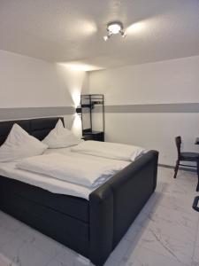 a large bed in a room with at La Fontana in Langelsheim