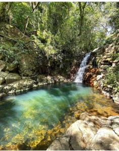 een zwembad met water voor een waterval bij República Descolada! Exclusiva para mulheres! in Florianópolis +4 foto's