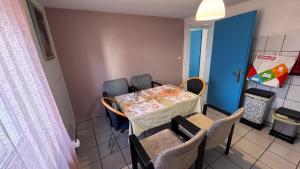 una pequeña habitación con una mesa y sillas en Ferienhaus in Lambsheim- "familienfreundlich" und PlayStation-FIFA, en Lambsheim