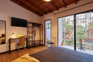 En eller flere senge i et værelse på El Poblado Medellin Luxury 5BR Jacuzzi AC