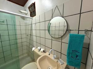 e bagno con servizi igienici, specchio e lavandino. di Residencial Filhos da Lua a Lençóis