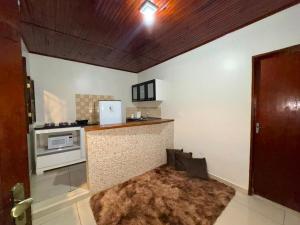 una cucina con piano di lavoro e piano cottura di Residencial Filhos da Lua a Lençóis Altre 16 foto