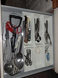un cajón lleno de utensilios en la cocina en Domus moerenpoort, en Tongeren 52 fotos más
