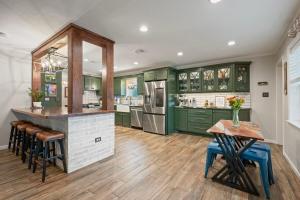 Kuchyň nebo kuchyňský kout v ubytování It's Miller Time! - Let us Explain