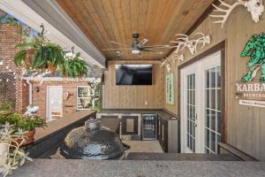 TV a/nebo společenská místnost v ubytování It's Miller Time! - Let us Explain