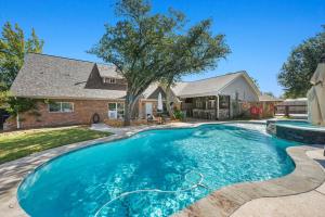 Bazén v ubytování It's Miller Time! - Let us Explain nebo v jeho okolí