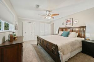 Ένα ή περισσότερα κρεβάτια σε δωμάτιο στο It's Miller Time! - Let us Explain +27 φωτογραφίες