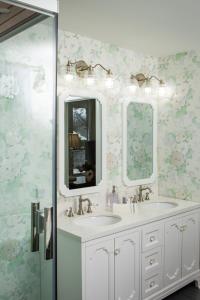 een badkamer met twee wastafels en twee spiegels bij Luxury Lakefront Estate in Valparaiso +86 foto's