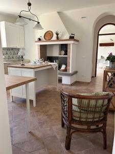 een keuken met een tafel en een eetkamer bij Il Casale Naturart in Lucciano