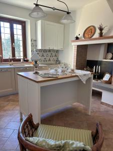 een keuken met een groot kookeiland in het midden bij Il Casale Naturart in Lucciano +44 foto's