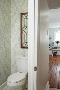 een badkamer met een toilet en een raam erin bij Luxury Lakefront Estate in Valparaiso