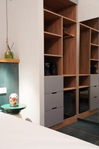 eine Küche mit Holzschränken und einem Tisch in der Unterkunft Rooms Around in Neapel + 43 Fotos