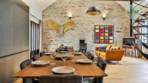 een eetkamer met een houten tafel en stoelen bij Villa Floreal in Saint-Gilles-Croix-de-Vie