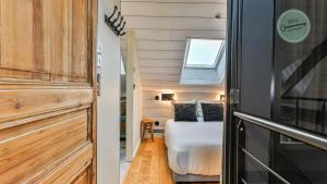 een kleine slaapkamer met een bed in een tiny house bij Villa Floreal in Saint-Gilles-Croix-de-Vie