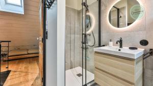 een badkamer met een wastafel en een douche bij Villa Floreal in Saint-Gilles-Croix-de-Vie +34 foto's