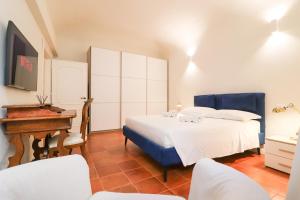 Un dormitorio con una cama grande y un piano. en Dragonetti Luxury House, en LʼAquila