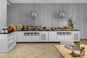 Η κουζίνα ή μικρή κουζίνα στο NH Barcelona Stadium +33 φωτογραφίες