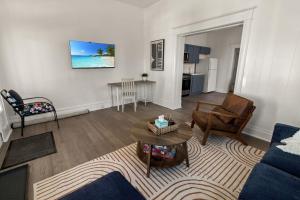 un soggiorno con un divano e un tavolo di 1BR Duplex • Walk to River & Downtown a San Angelo