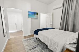 una camera da letto bianca con un letto e una finestra di 1BR Duplex • Walk to River & Downtown a San Angelo