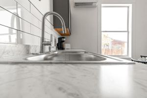 un bancone della cucina con lavandino e finestra di 1BR Duplex • Walk to River & Downtown a San Angelo