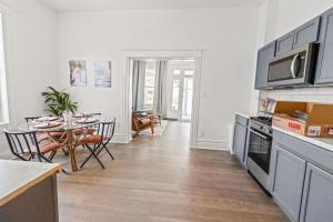 una cucina e una sala da pranzo con tavolo e sedie di 1BR Duplex • Walk to River & Downtown a San Angelo