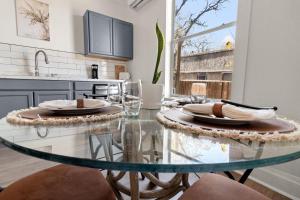 una cucina con tavolo in vetro e piatti di 1BR Duplex • Walk to River & Downtown a San Angelo Altre 12 foto