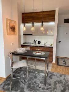 Nhà bếp/bếp nhỏ tại Vrdnik Residence - Apartmani Anonim