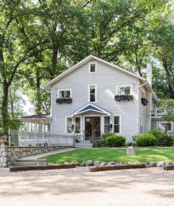 een wit huis met bomen op de achtergrond bij Luxury Lakefront Estate in Valparaiso