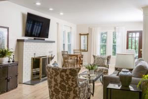 een woonkamer met een bank en een open haard bij Luxury Lakefront Estate in Valparaiso