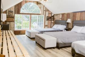 een slaapkamer met twee bedden en een raam bij Luxury Lakefront Estate in Valparaiso