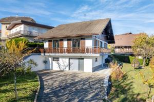 ein großes weißes Haus mit einer Auffahrt in der Unterkunft Appartement Poisy calme et résidentielle parking gratuit in Poisy