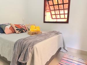 En eller flere senge i et værelse på Chalé Pequi, Romântico e espaçoso, com ar cond conforto e aconchego