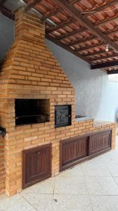 ein großer gemauerter Kamin mit Holzofen in der Unterkunft Casa de Veraneio Paraty in Paraty