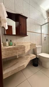 ein Badezimmer mit Waschbecken und Toilette in der Unterkunft Casa de Veraneio Paraty in Paraty