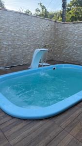 ein Whirlpool mit einem Springbrunnen in einem Hinterhof in der Unterkunft Casa de Veraneio Paraty in Paraty