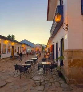eine Gruppe von Tischen und Stühlen auf einer Straße in der Unterkunft Casa de Veraneio Paraty in Paraty + 9 Fotos